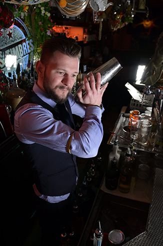 Photo de Quentin, barman