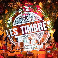 Logo du bar présent derrière le comptoir